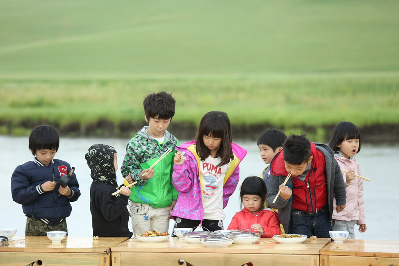 在一个宁静的小镇上，住着一群快乐的小伙伴。他们每天一起玩耍、学习和探索世界，其中，主人公小渐就是其中的一员。小渐虽然年纪小小，但他已经学会了很多词语，并且喜欢用这些词语来描绘他的日常生活和感受。