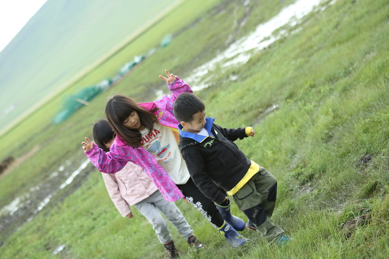 在一个宁静的小镇上，住着一群快乐的小伙伴。他们每天一起玩耍、学习和探索世界，其中有一个小女孩叫莉莉，她特别热爱组词游戏。每当她和朋友们聚在一起，她都会兴致勃勃地提出各种有趣的词汇组合，让大家捧腹大笑。