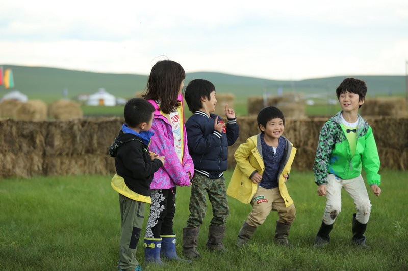 在一个宁静的小镇上，住着一群快乐的小伙伴。他们每天一起玩耍、学习和探索世界，其中有一个小女孩叫莉莉，她特别热爱组词游戏。每当她和朋友们聚在一起，她都会兴致勃勃地提出各种有趣的词汇组合，让大家捧腹大笑。