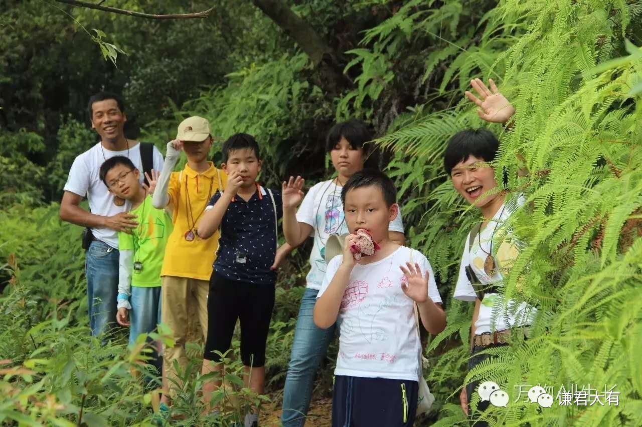 在一个宁静的小镇上，住着一群快乐的孩子，他们每天一起玩耍、学习和探索世界。其中，有一个特别有趣的小男孩，名叫小斥。他不像其他孩子那样喜欢独自玩耍，而是更喜欢和朋友们一起组个词语，玩些有趣的游戏。