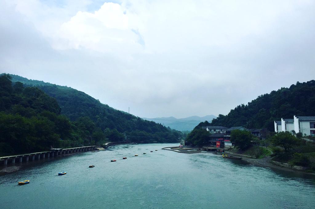 河流，是自然的诗篇，是旅行的乐章。它们穿越高山、平原，带着清澈的水流，滋润着万物。在河流旁边，我们可以感受到大自然的神奇和美丽，也可以寻找到内心的平静和宁静。