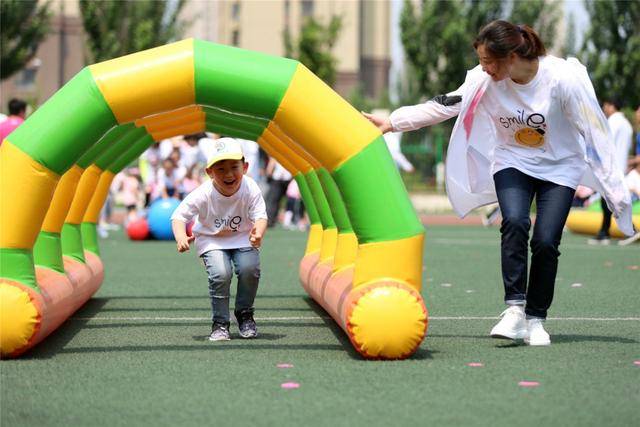 在一个宁静的小镇上，住着一群快乐的孩子，他们每天一起玩耍、学习和探索世界。其中，小华是大家的开心果，他总能想出各种有趣的词语来逗大家开心。