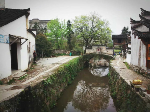 在一个宁静的小镇上，住着一群快乐的小伙伴。他们每天一起玩耍、学习和探索世界，其中有一个小女孩叫小红，她特别喜欢和伙伴们一起组词。